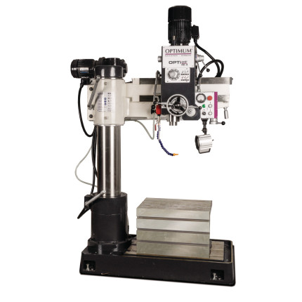 Radiální vrtačka RD 4 zobrazená s vrtákem a svěrákem, které nejsou součástí dodávky (volitelné příslušenství).