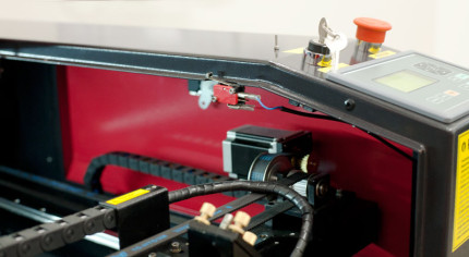 Gravírovací a řezací CO<sub>2</sub> laser  Numco C 1290 s CCD kamerou