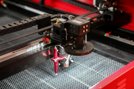 Gravírovací a řezací CO<sub>2</sub> laser  Numco C 1290 s CCD kamerou
