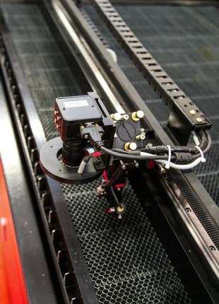 Gravírovací a řezací CO<sub>2</sub> laser  Numco C 1290 s CCD kamerou
