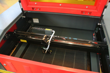 Gravírovací a řezací CO<sub>2</sub> laser Numco E 4060
