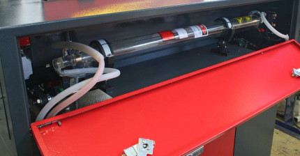 Gravírovací a řezací CO<sub>2</sub> laser Numco E 4060
