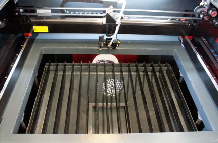 Gravírovací a řezací CO<sub>2</sub> laser Numco E 4060