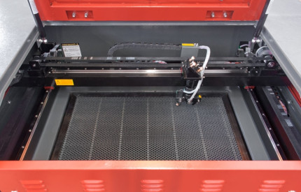 Gravírovací a řezací CO<sub>2</sub> laser Numco E 4060