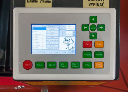 Gravírovací a řezací CO<sub>2</sub> laser  Numco C 1290 s CCD kamerou